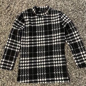 Black and white patterned turtle neck